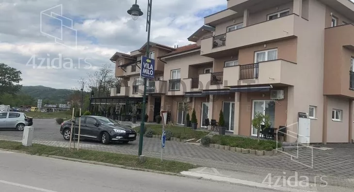 Poslovna zgrada | 4zida