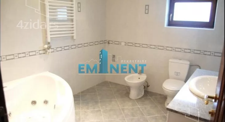 Sedmosoban stan | 4zida