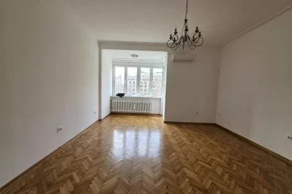 Trg Nikole Pašića bb | 4zida.rs