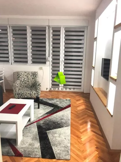 Crveni Pevac | 4zida.rs