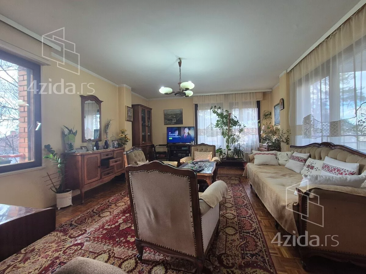 Četvoroiposoban stan | 4zida