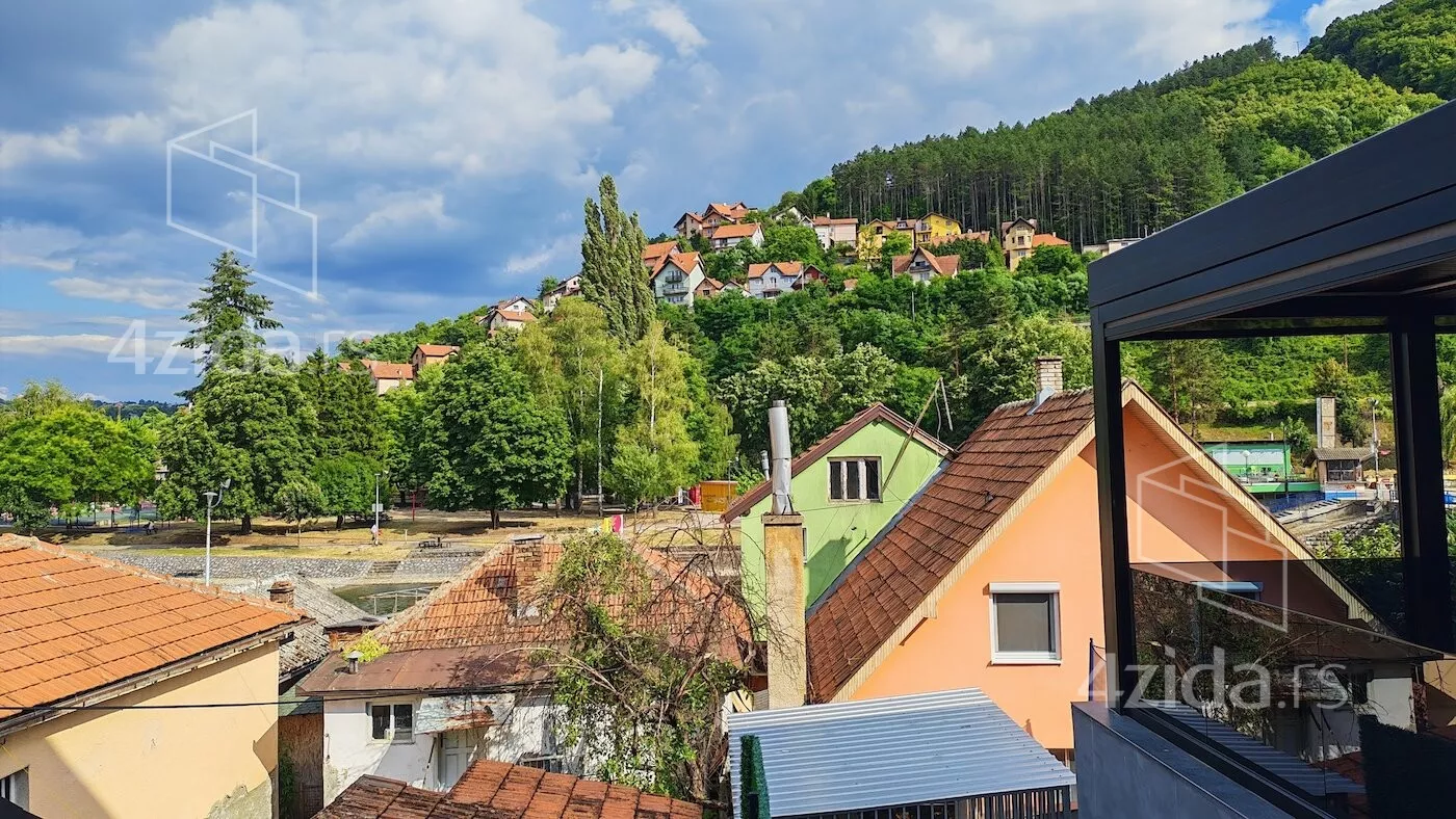 Četvoroiposoban stan | 4zida