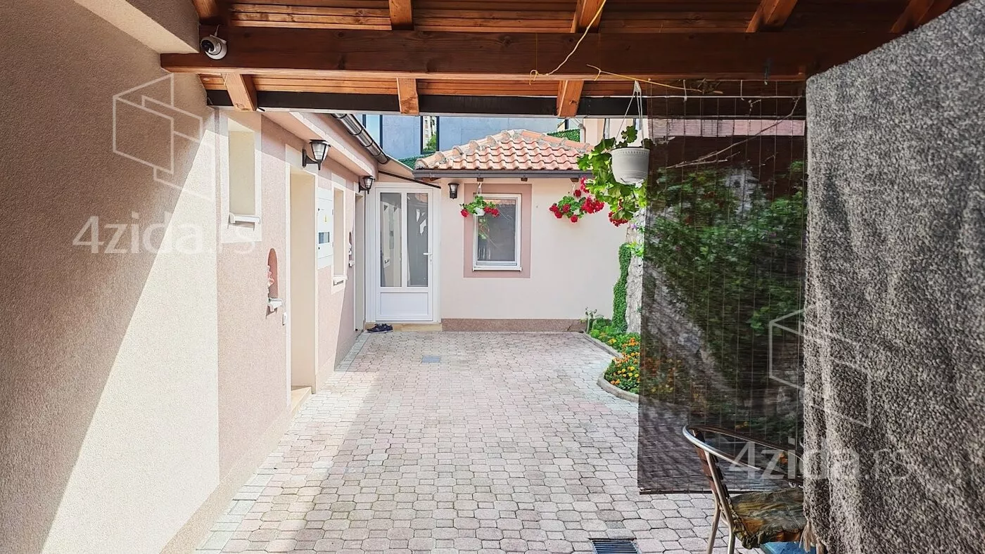 Četvoroiposoban stan | 4zida