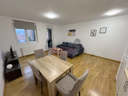 Crveni Pevac | 4zida.rs