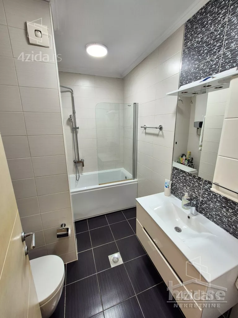 Šestosoban stan | 4zida