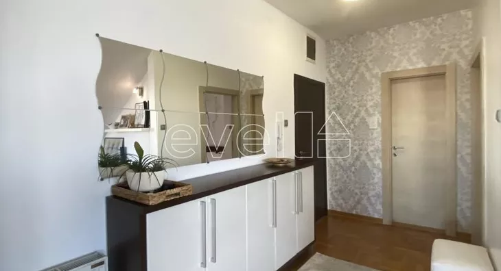 Šestosoban stan | 4zida