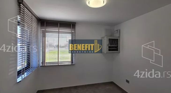 Poslovna zgrada | 4zida