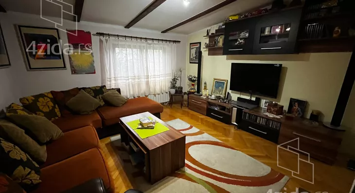 Šestosoban stan | 4zida