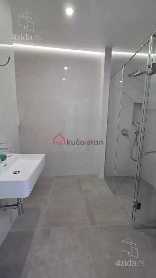 Četvoroiposoban stan | 4zida