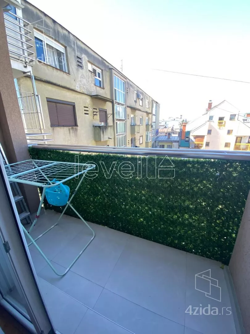 Šestosoban stan | 4zida