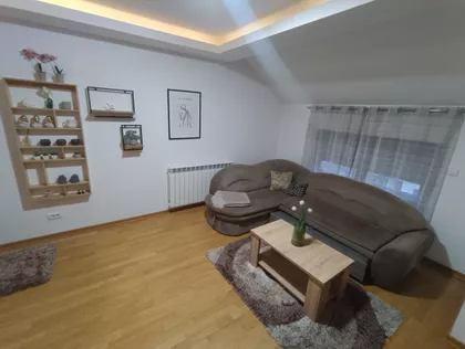 Dobropoljska 18 | 4zida.rs