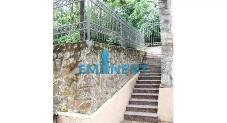 Sedmosoban stan | 4zida