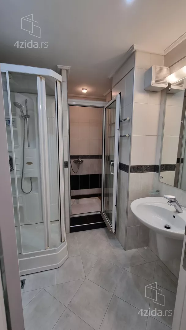 Šestoiposoban stan | 4zida