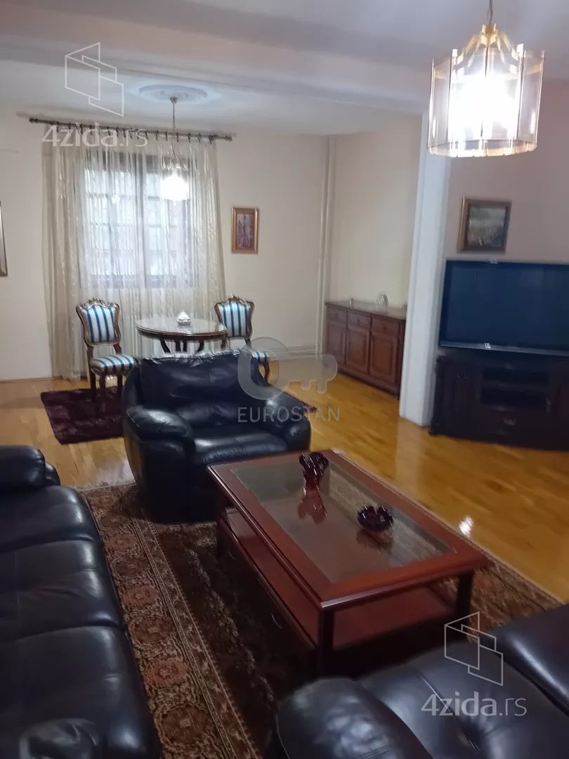 Šestoiposoban stan | 4zida