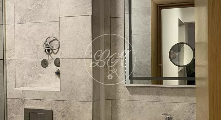 Šestoiposoban stan | 4zida