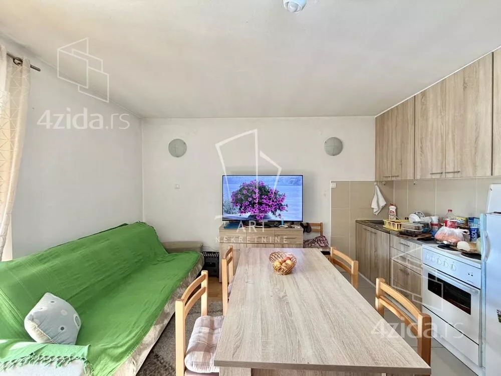 Šestoiposoban stan | 4zida