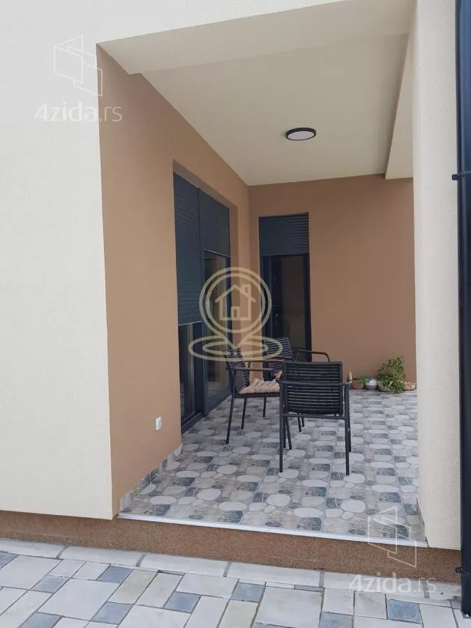 Poslovna zgrada | 4zida