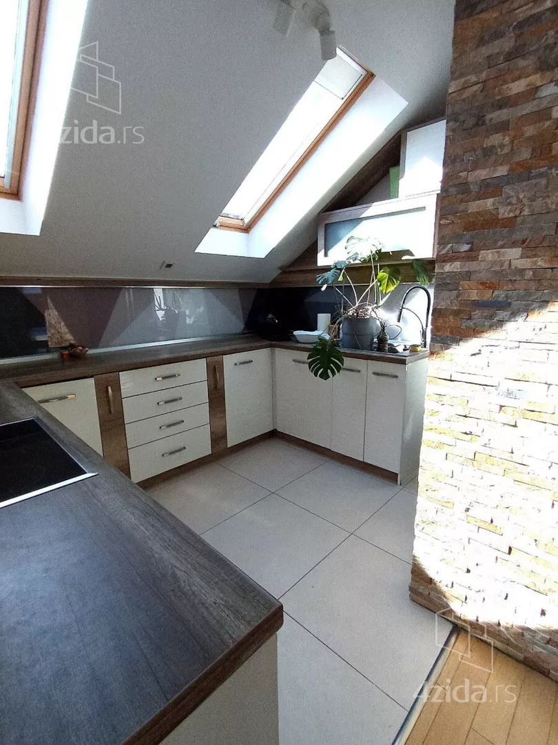 Četvoroiposoban stan | 4zida