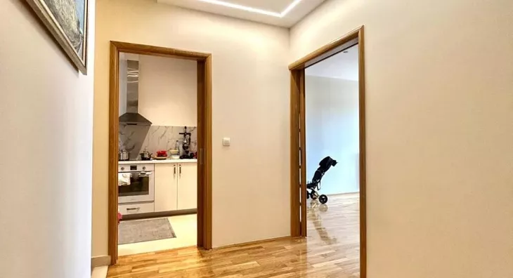 Šestoiposoban stan | 4zida