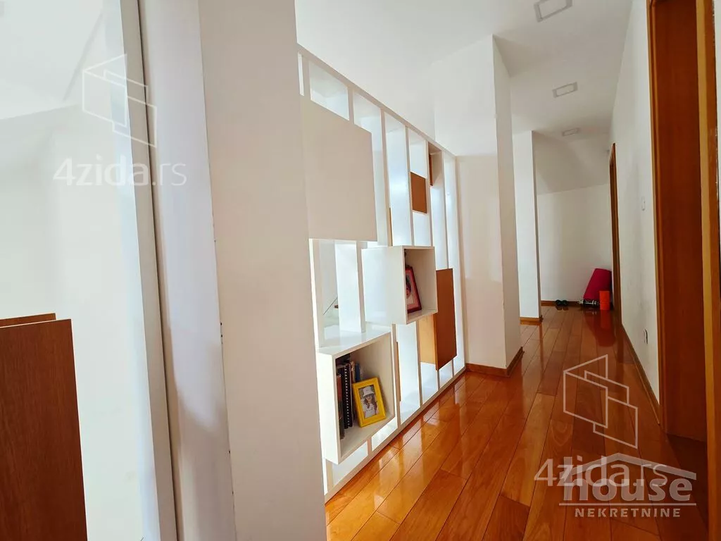 Sedmosoban stan | 4zida