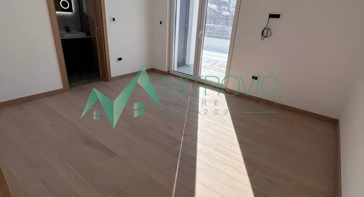 Šestosoban stan | 4zida