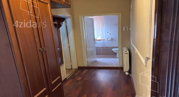 Poslovna zgrada | 4zida