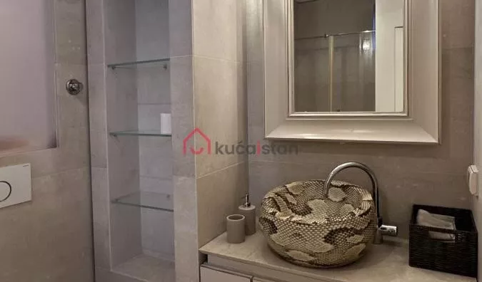 Četvoroiposoban stan | 4zida