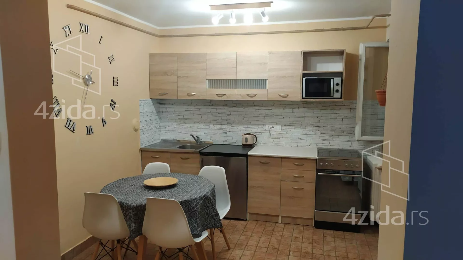 Jednoiposoban stan | 4zida