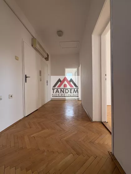 Crveni Pevac | 4zida.rs