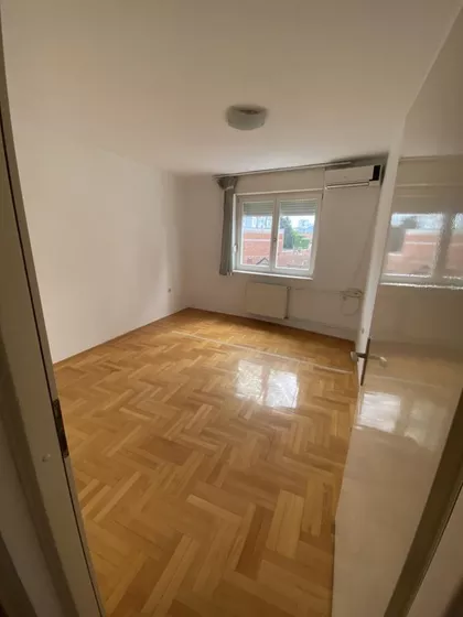 Crveni Pevac | 4zida.rs