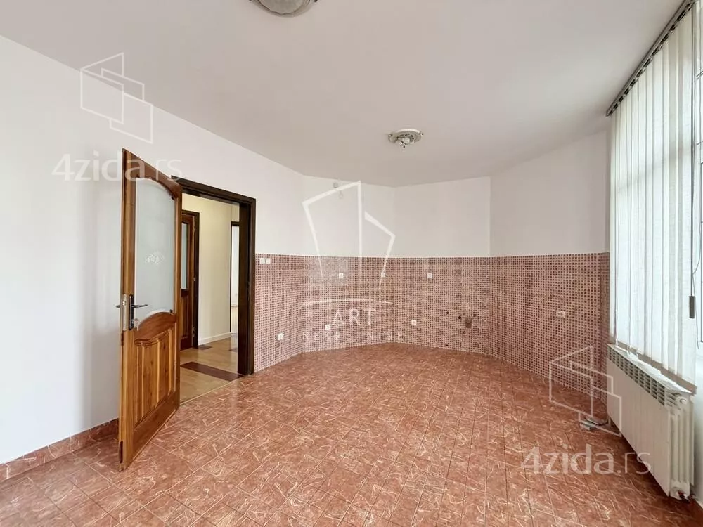 Poslovna zgrada | 4zida