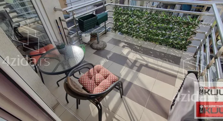 Šestosoban stan | 4zida