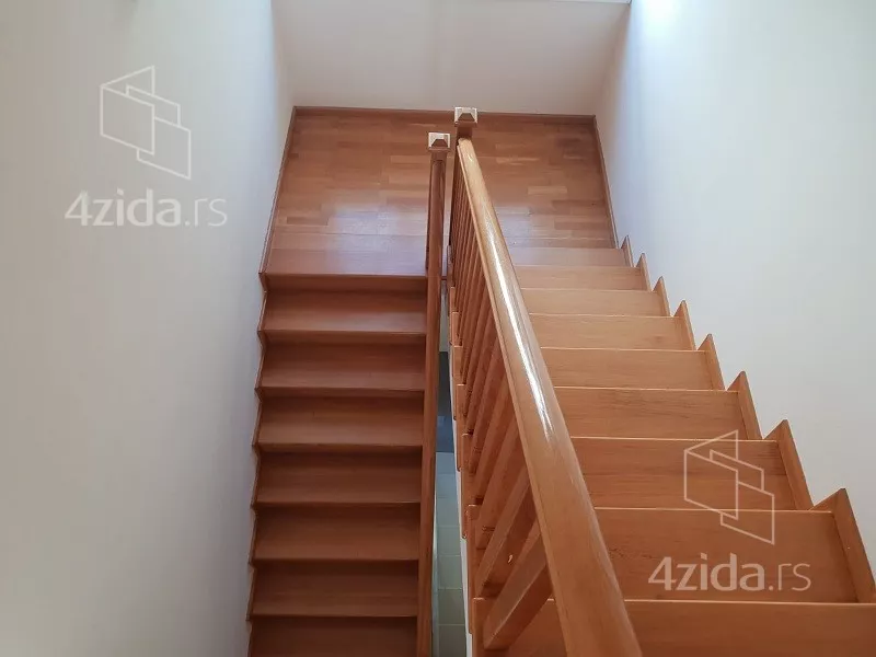 Sedmosoban stan | 4zida