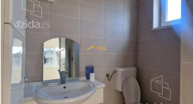 Poslovna zgrada | 4zida