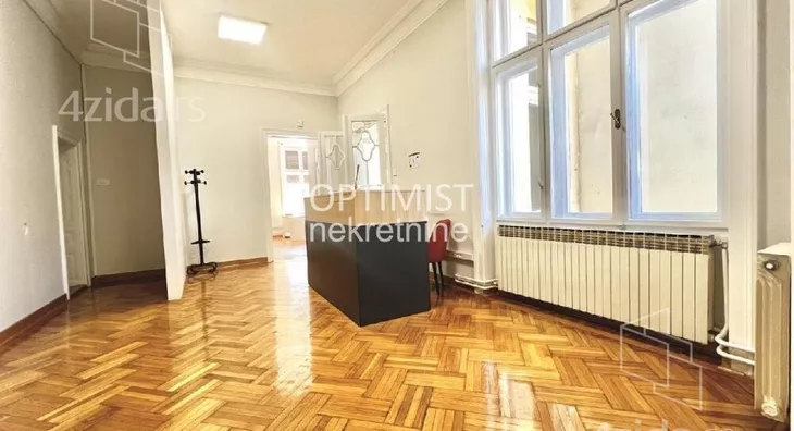 Šestoiposoban stan | 4zida