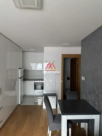 Lasla Gala | 4zida.rs