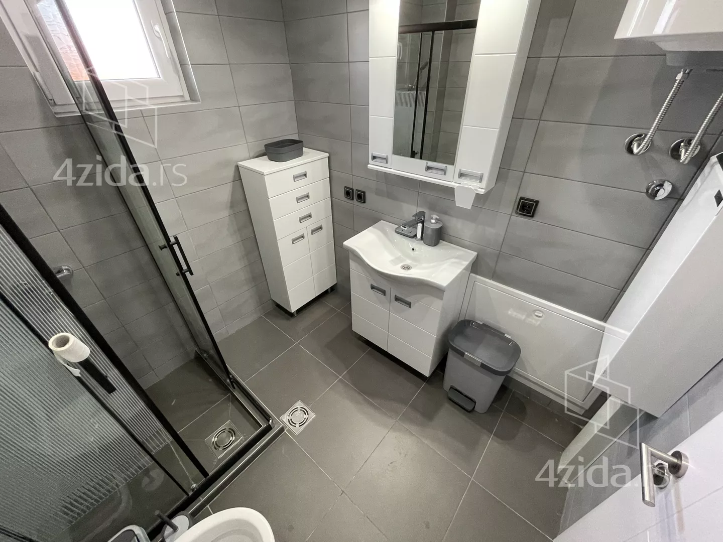 Poslovna zgrada | 4zida