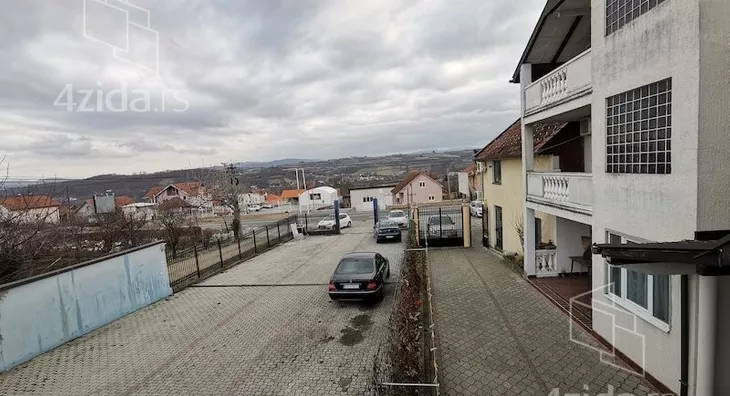 Poslovna zgrada | 4zida