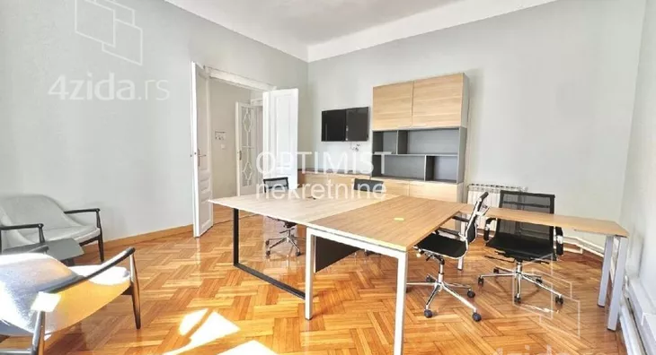 Šestoiposoban stan | 4zida