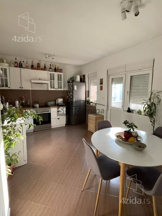 Dvoiposoban stan | 4zida