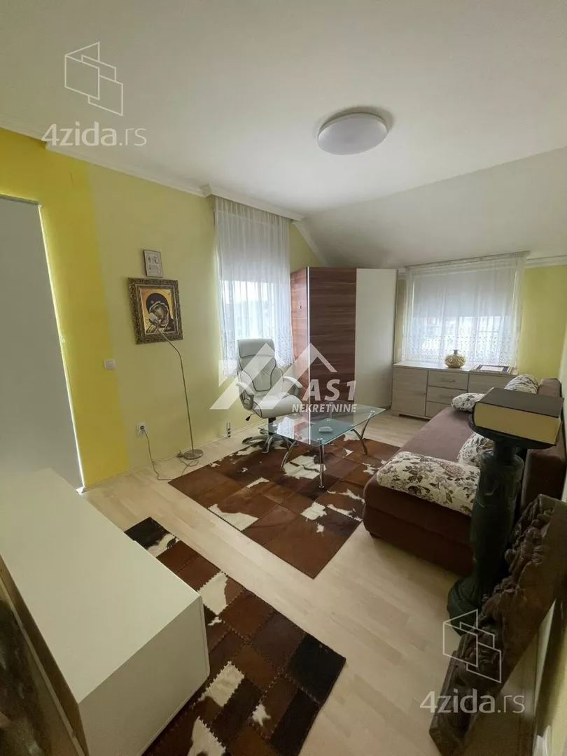 Šestoiposoban stan | 4zida