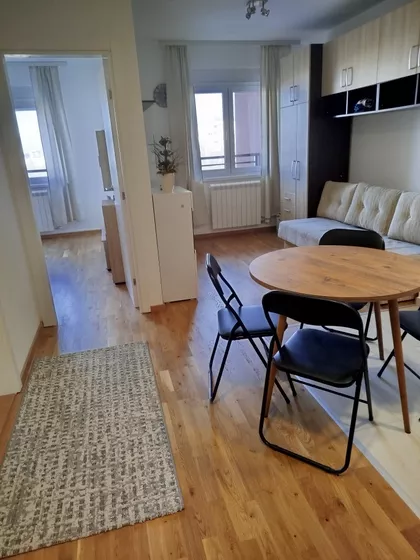 Dva Bela Goluba | 4zida.rs