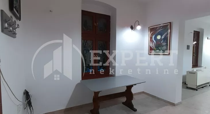 Lokal | 4zida