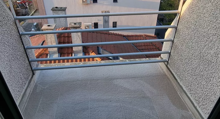 Šestoiposoban stan | 4zida