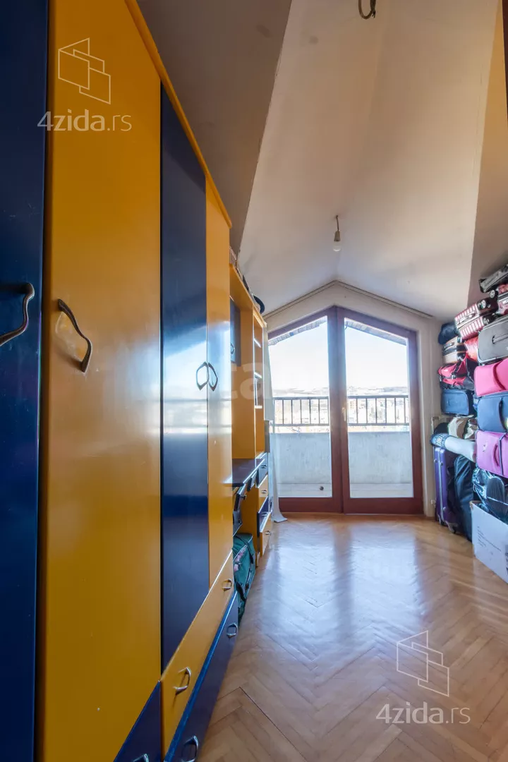 Šestosoban stan | 4zida