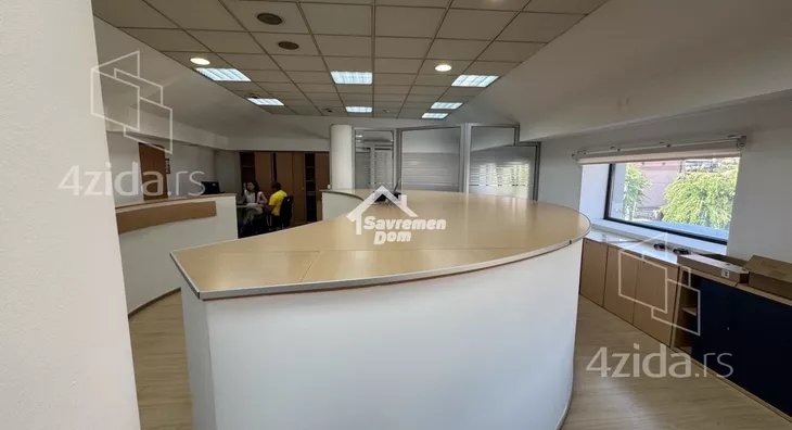 Poslovna zgrada | 4zida