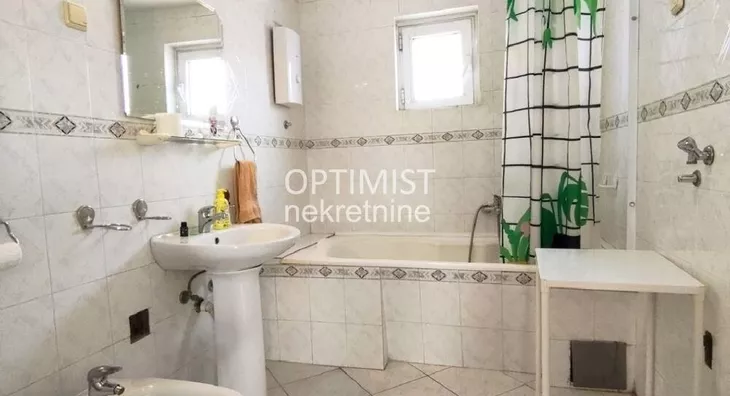 Šestoiposoban stan | 4zida