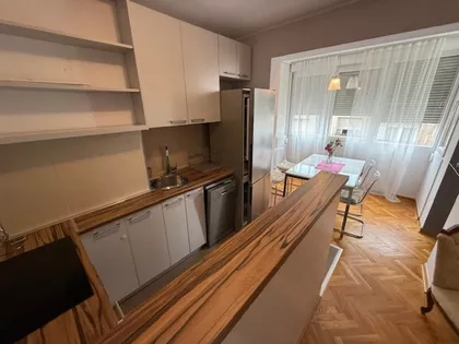 Vukov Spomenik | 4zida.rs