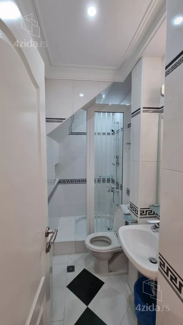 Šestoiposoban stan | 4zida