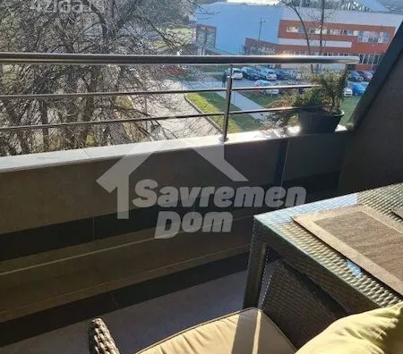 Šestoiposoban stan | 4zida